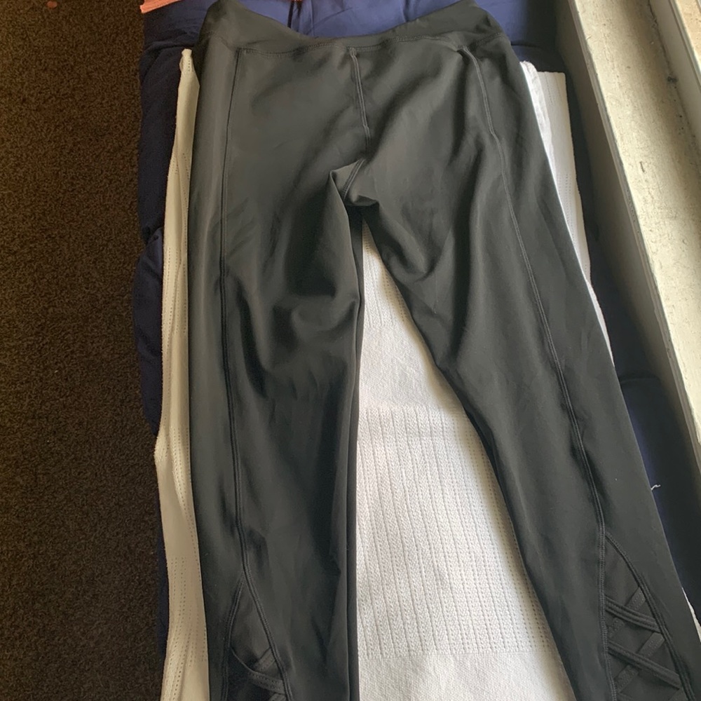 Size M Back Mesh Cage Panel Leggings